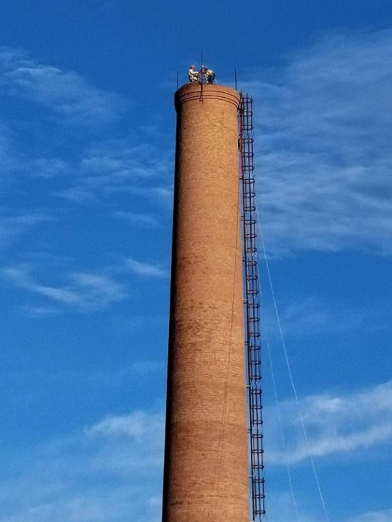 煙囪安裝避雷針:專(zhuān)業(yè)技藝鑄就安全防線