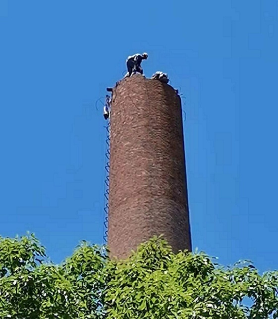 拆除煙囪公司:人工拆除——精細(xì)操作與靈活應(yīng)對(duì)